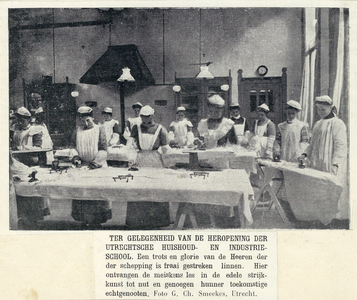 79286 Interieur van de Utrechtsche Industrie- en Huishoudschool (Nieuwegracht 135) te Utrecht: strijklokaal.